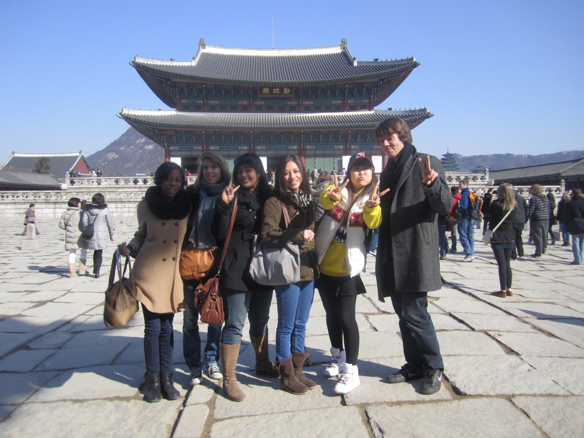 study abroad students in front of a temple in South Korea